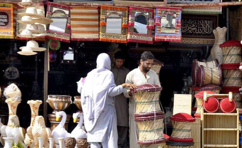 اسلام آباد: ایک خاتون دکان سے موڑھے خرید رہی ہے۔