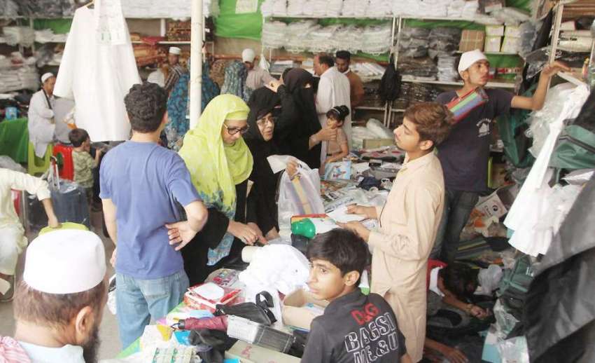 لاہور: حاجی کیمپ میں عازمین حج خریداری کر رہے ہیں۔