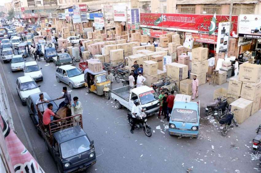 کراچی: عیدالاضحی کی آمد کے موقع پر شہری قربانی کے لیے جانور ..