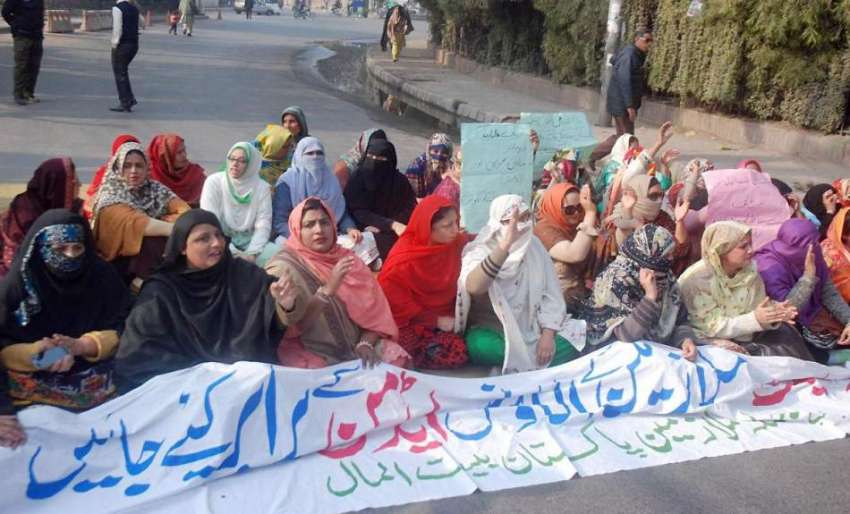 لاہور: بیت المال کی خواتین ملازمین اپنے مطالبات کے حق میں ..