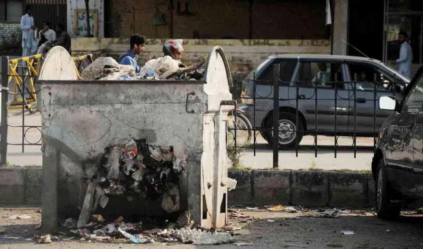 اسلام آباد: بری امام کے علاقے میں رکھے گئے ٹوٹے کوڑا دان ..