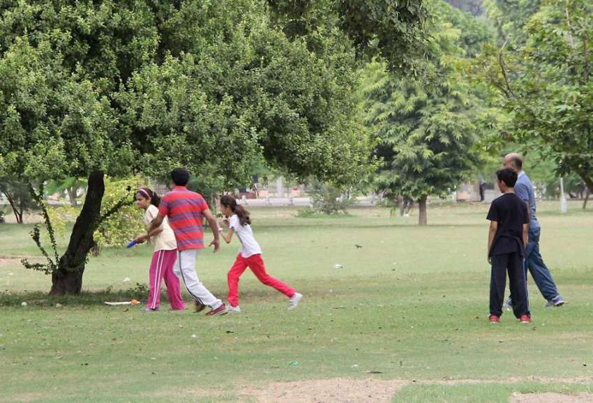 لاہور: مقامی پارک میں صبح کے وقت سیر و تفریح کے لیے آئے شہری ..