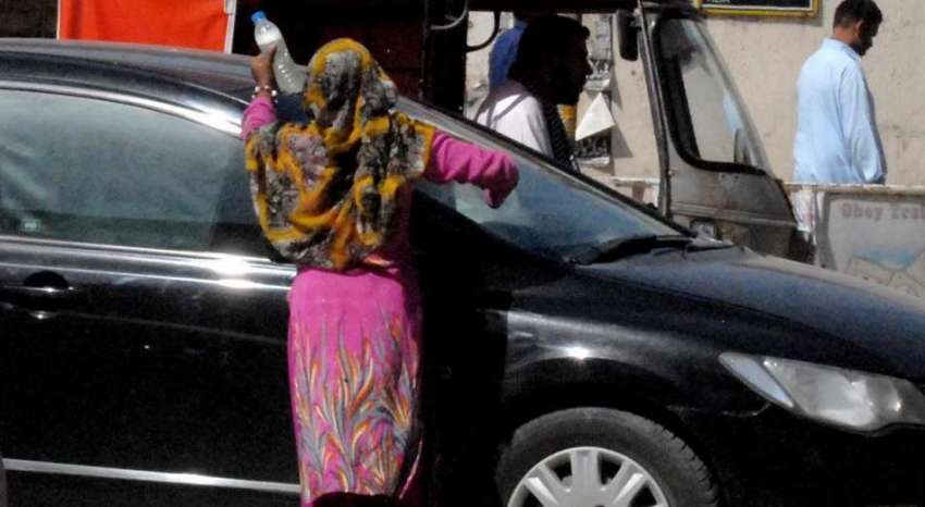 راولپنڈی: صدر کے علاقہ میں ایک خانہ بدوش خاتون گاڑی صاف کرے ..