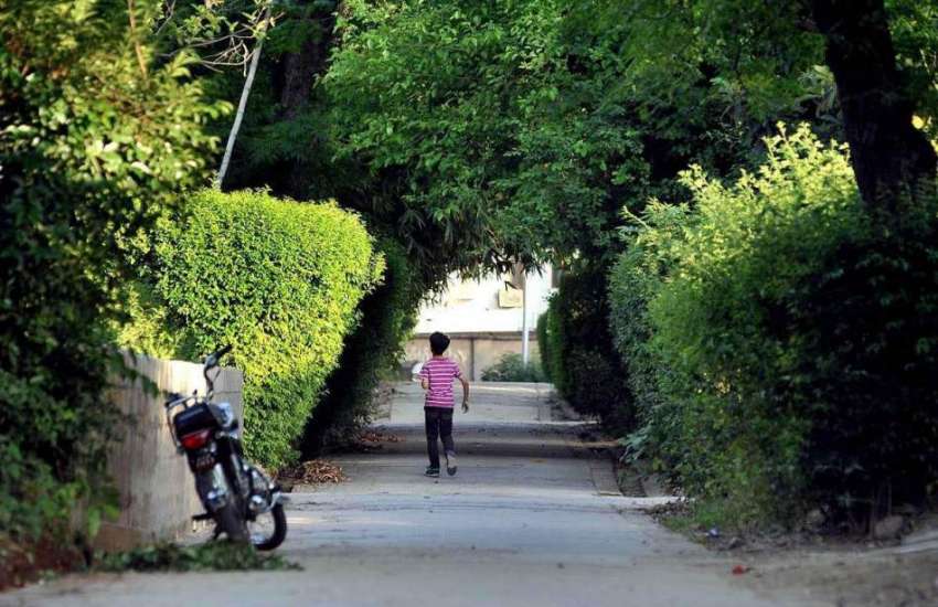 اسلام آباد: ایک بچہ درختوں کے سائے میں اپنی منزل کی جانب ..