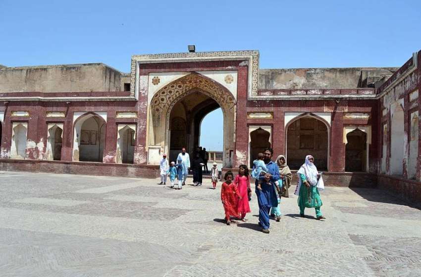 لاہور: شہری لاہور کے بادشاہی قلعہ کی سیر کر رہے ہیں۔