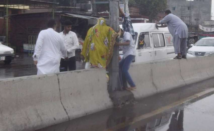 لاہور: لاری اڈا میں ایک فیملی بس میں سوار ہونے کے لیے شارٹ ..