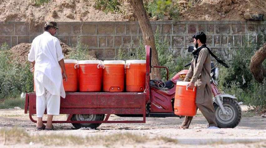 راولپنڈی: ایک محنت کش واٹر فلٹریشن پلانٹ سے پینے کا پانی ..