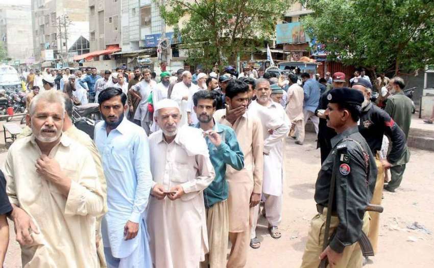 کراچی: عام انتخابات 2018  کے موقع پر ووٹ کاسٹ کرنے کے لیے آنیوالے ..