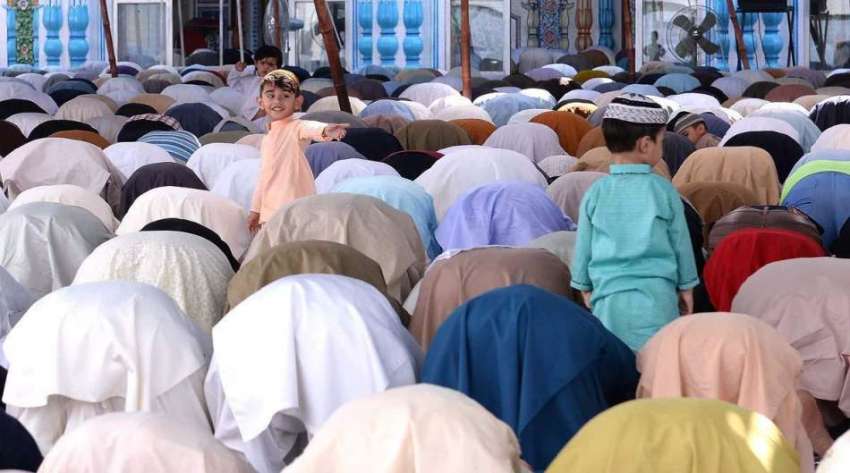 راولپنڈی:روزہ دار قدیمی جامع مسجد میں رمضان المبارک کے چوتھے ..
