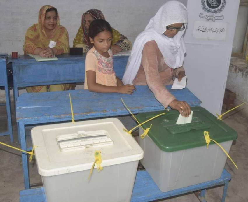 لاہور: عام انتخابات 2018  حلقہ این اے128میں ایک خاتون ووٹر اپنا ..