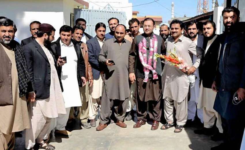 کوئٹہ: نو منتخب سینیٹر احمد خان کا کامیابی پر مبارکباد دینے ..