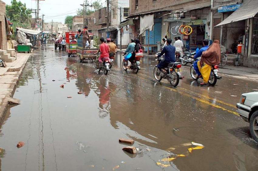 ملتان: لوہا مارکیٹ روڈ پر سیوریج کا پانی جمع ہے جس سے شہریوں ..