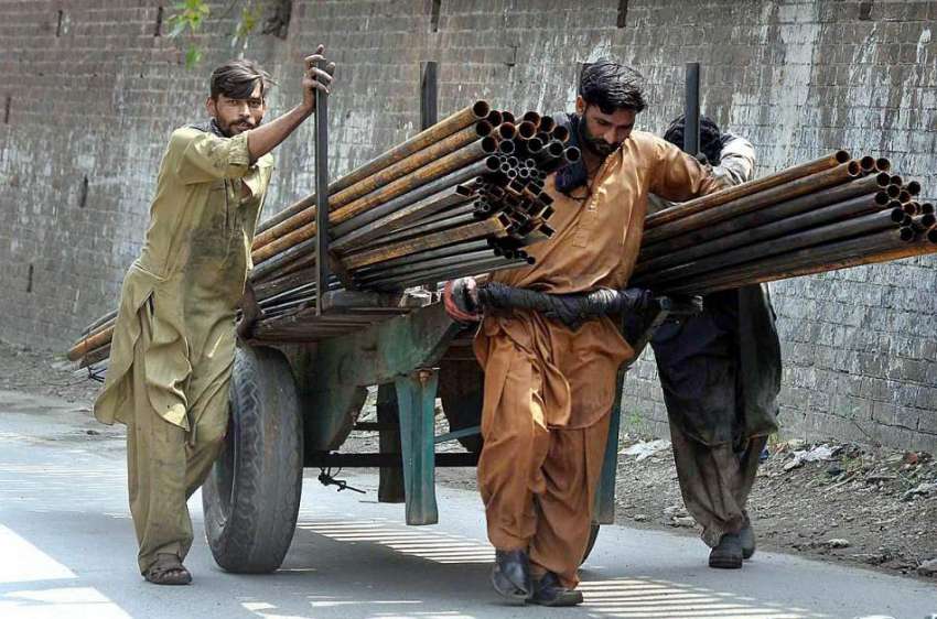 راولپنڈی: محنت کش ہتھ ریڑھی پر لوہے کے بھاری پائپ رکھے لیجا ..