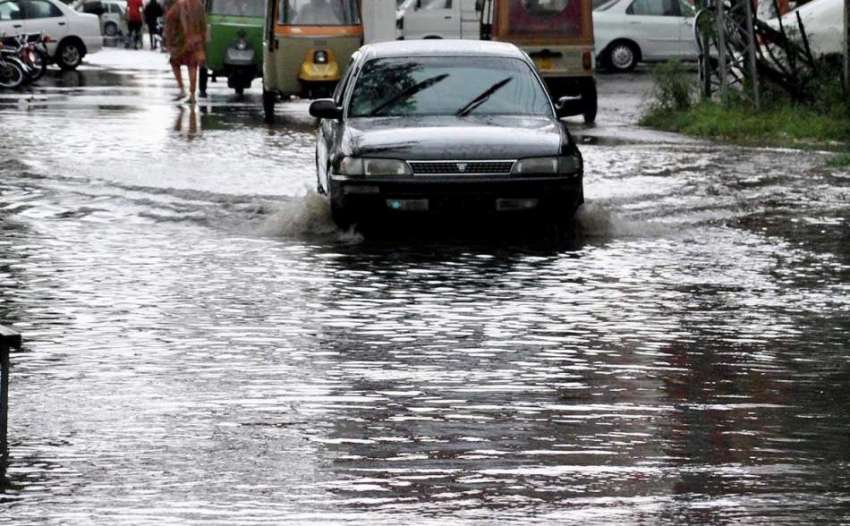 راولپنڈی: کمیٹی چوک کے قریب گاڑیاں بارش کے جمع پانی سے گزر ..