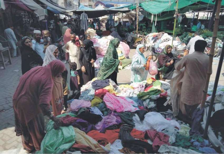 رائیونڈ: خواتین لنڈا بازار سے گرم ملبوسات خرید رہی ہیں۔