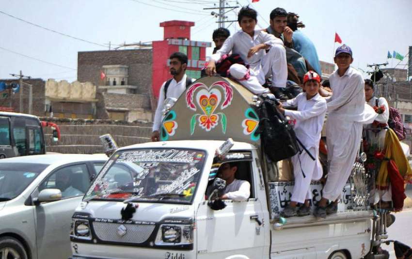 پشاور: بچے خطرناک انداز سے سوزوکی پک اپ پر سفر کر رہے ہیں ..