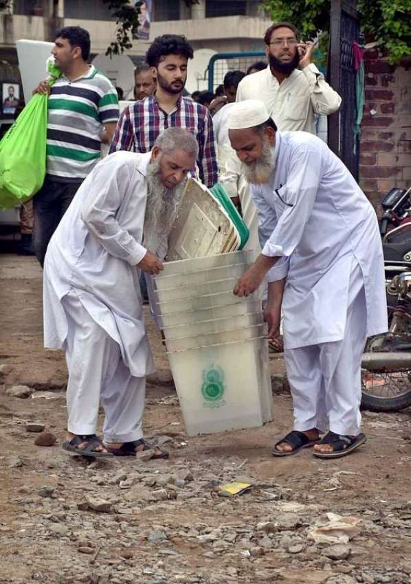 لاہور: عام انتخابات کے سلسلہ میں پولینگ کا سامان لیجایا ..