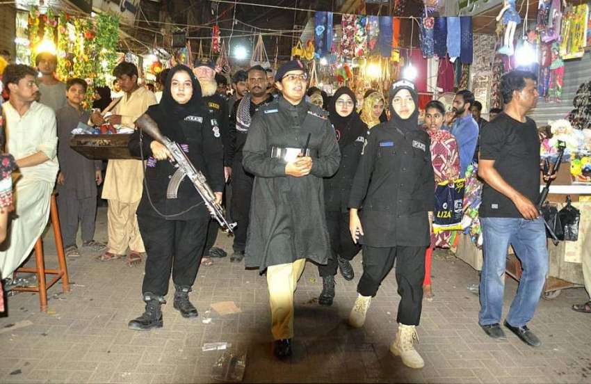 حیدر آباد: لیڈیز پولیس آفیشلز ریشم بازار کا کا دورہ کر رہی ..