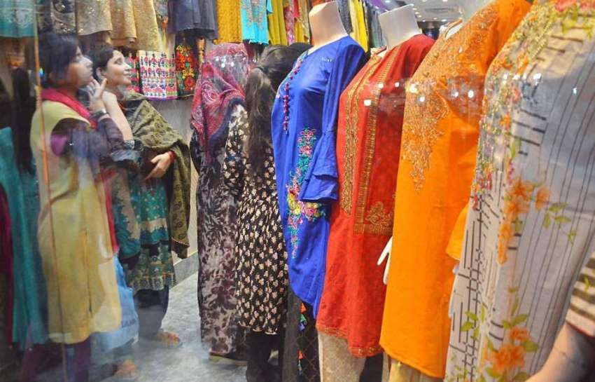 حیدر آباد: عید کی تیاریوں میں مصروف خواتین ریشم بازار میں ..