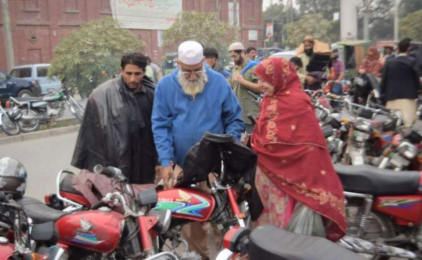 لاہور: موسم سرما کی آمد پر ایک بزرگ شہری لنڈا بازار میں پٹھان ..