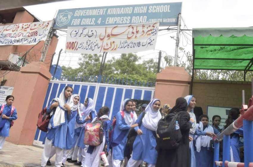 لاہور: موسم گرما کی تعطیلات کے بعد سکول دوبارہ کھلنے پر طالبات ..