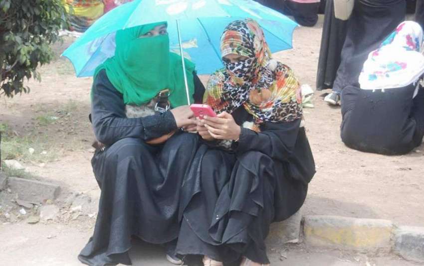 لاہور: ڈینگی ملازمین کے پریس کلب کے باہر احتجاج میں دو خواتین ..