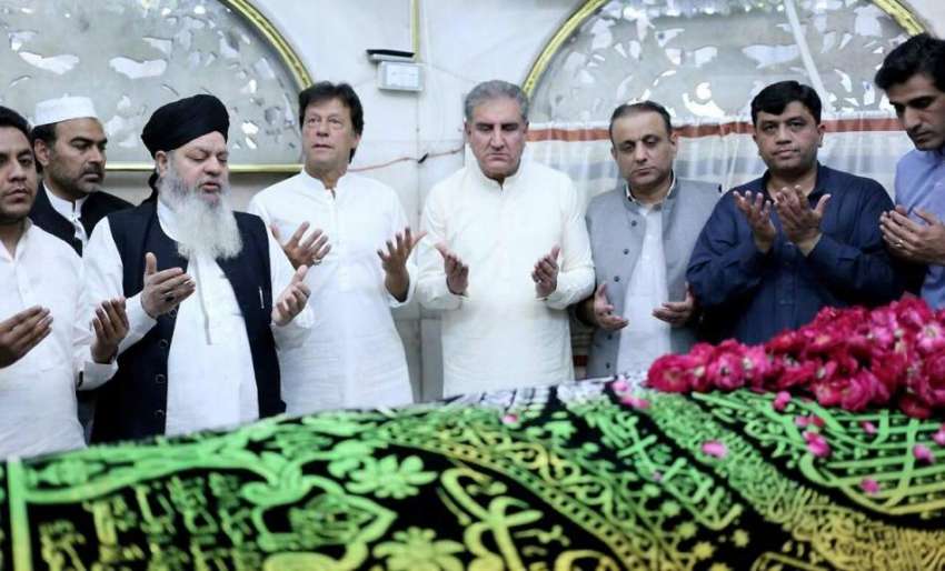لاہور: تحریک انصاف کے چیئرمین عمران خان داتا دربار پر حاضری ..