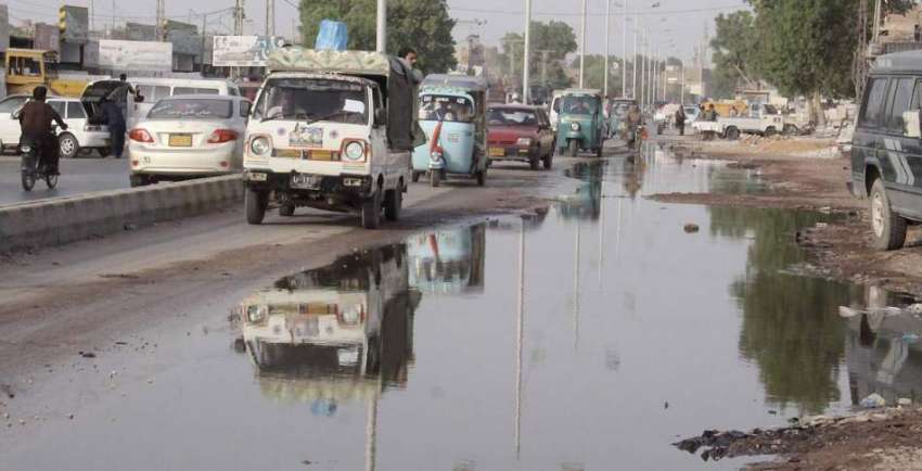 حیدر آباد: مکی شاہ رفوڈ پر سیوریج کا پانی جمع ہے جس سے لوگوں ..