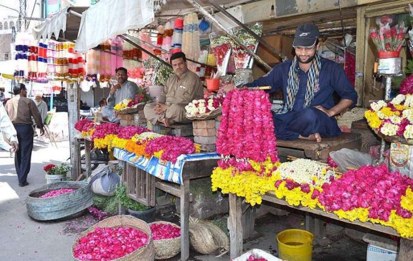 لاہور: دکاندار پھولوں کی پتیاں اور ہار فروخت کے لیے گاہکوں ..