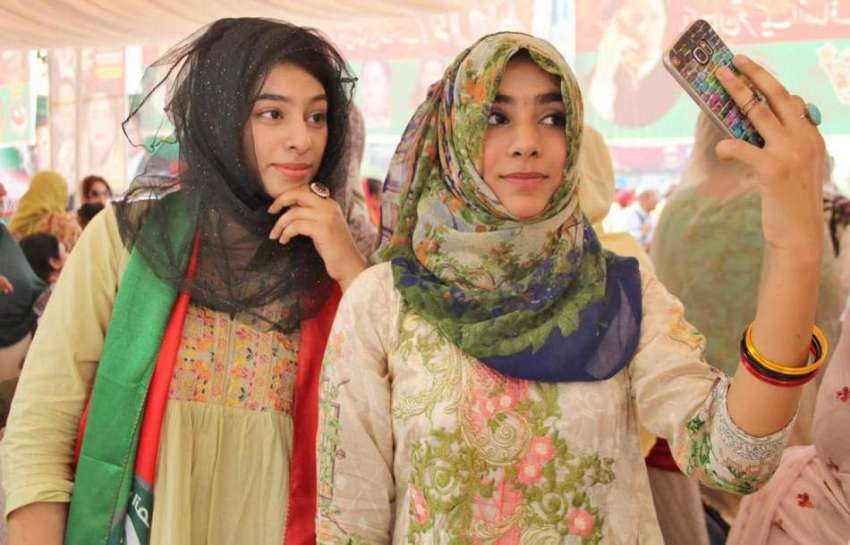 لاہور: تحریک انصاف کے ممبر شپ کیمپ میں لڑکیاں سیلفی لے رہی ..