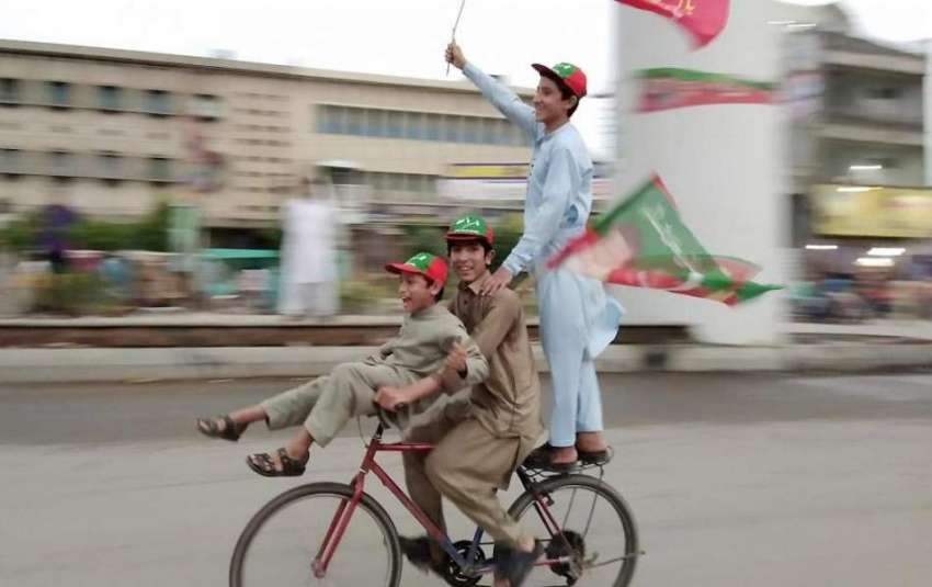 لاہور: عام انتخابات 2018  جی ٹی روڈ پر سائیکل سوار بچے تحریک ..
