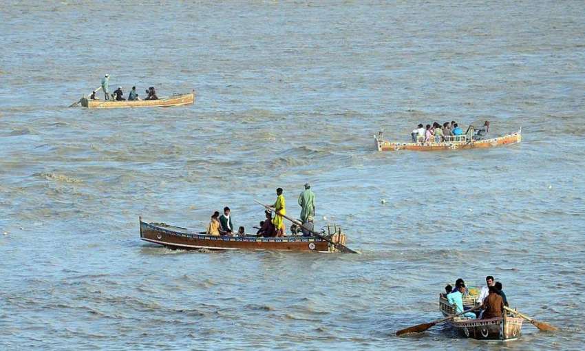 حیدر آباد: سیرو تفریح کے لیے آئے شہری دریائے انڈس میں کشتی ..