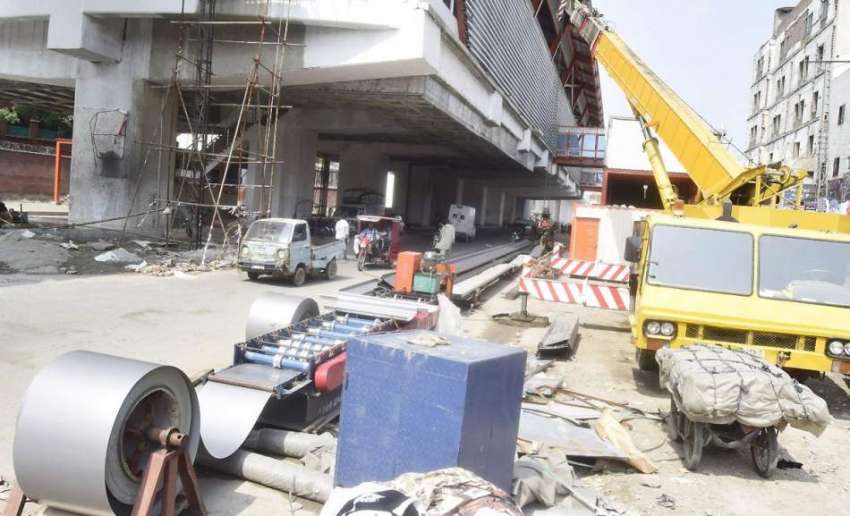 لاہور: اورنج لائن میٹرو ٹرین منصوبے کا سامان سڑک پر پڑا ہونے ..