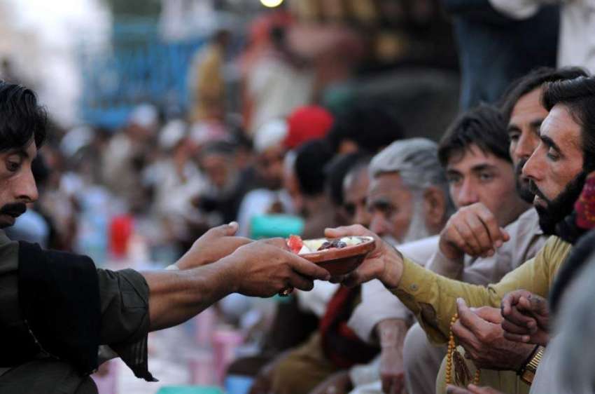 راولپنڈی: مخیر حضرات کی جانب سے مستحقین کے لیے افطاری کا ..