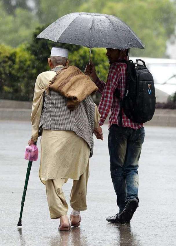راولپنڈی: ایک نوجوان بارش کے دوران چھتری دے کر معمر شخص کی ..