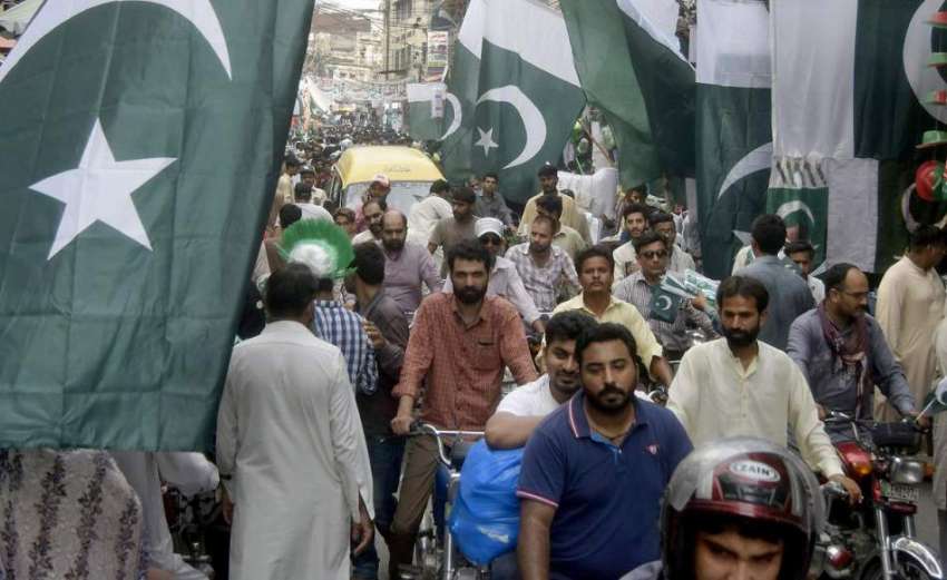 لاہور: یوم آزادی کی مناسبت سے اردو بازار میں خریداری کے لیے ..