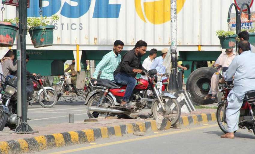 لاہور: مال روڈ پر چیئرنگ کراس بند ہونے کے باعث موٹر سائیکل ..