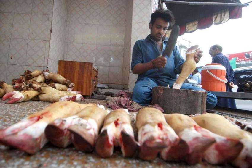 راولپنڈی: دکاندار گاہکوں کو متوجہ کرنے کے لیے پائے تیار ..