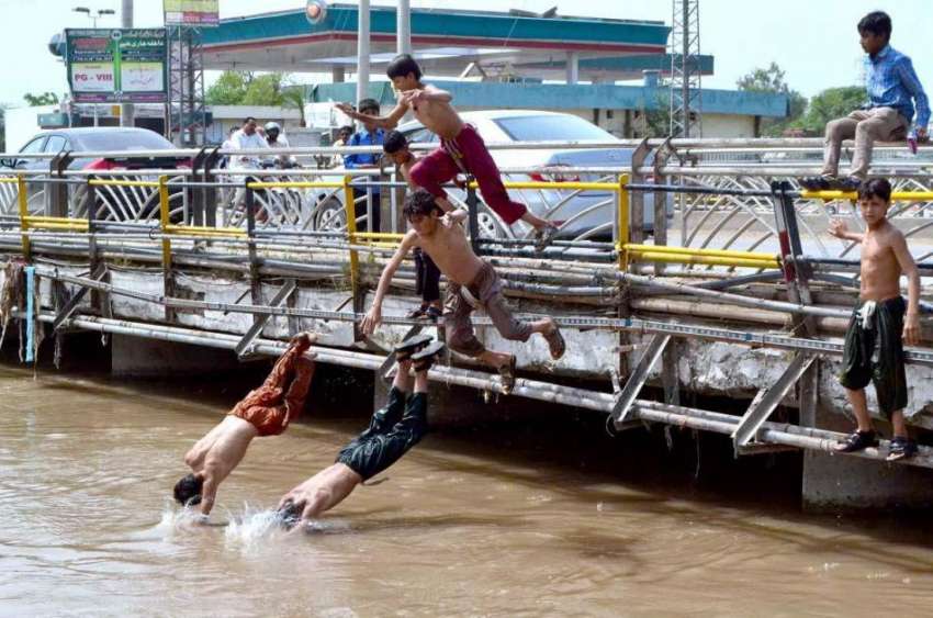 سرگودھا: نوجوان خطرناک انداز سے نہر میں چھلانگ لگا رہے ہیں ..