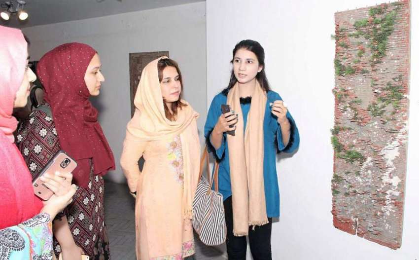 لاہور: شاکر علی آرٹ گیلری میں نیشنل کالج آف آرٹس کی طالبات ..