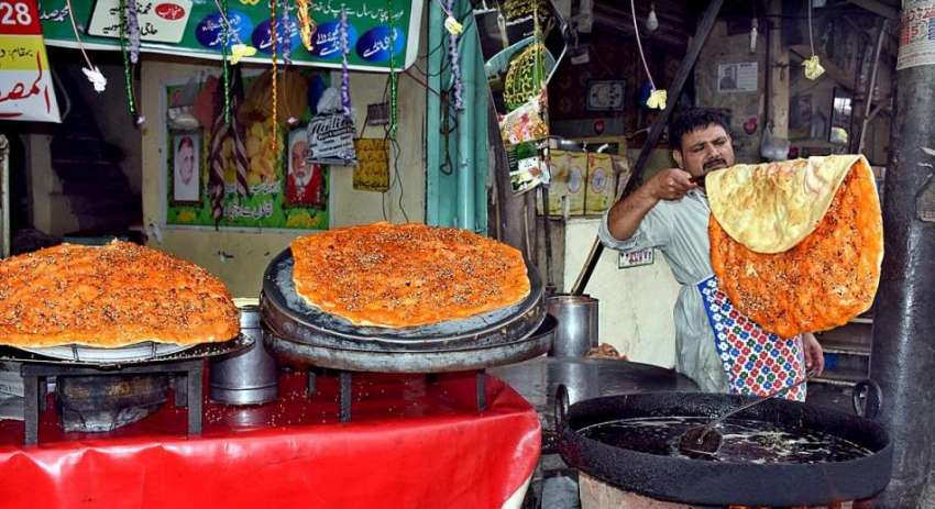 لاہور: دکاندار گاہکوں کو متوجہ کرنے کے لیے قتلمہ بنا رہا ..