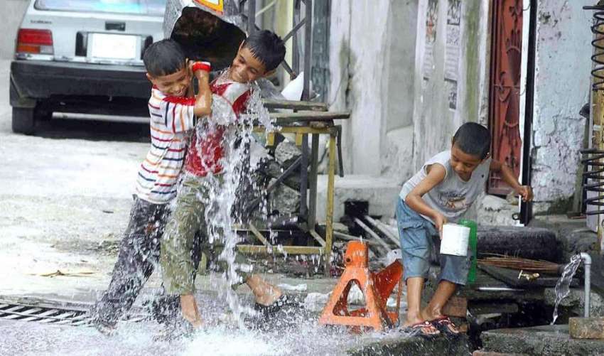 راولپنڈی: بچے گرمی اور دھوپ کی شدت سے بچنے کے لیے ایک دوسرے ..