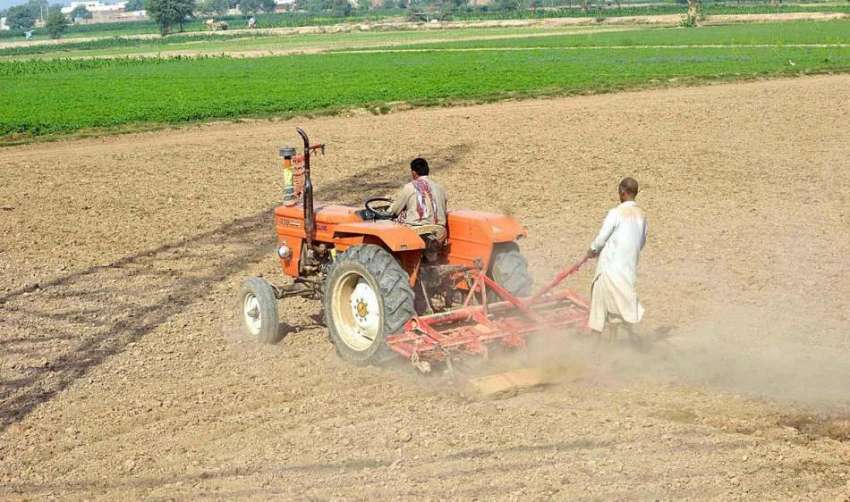 سرگودھا: کسان ٹریکٹر کی مدد کھیت کو فصل کے لیے تیار کر رہے ..