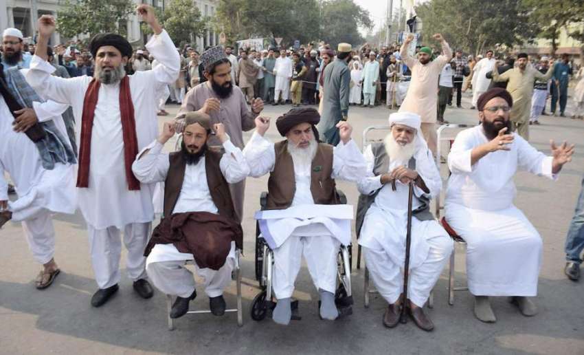 لاہور: مال روڈ پر دھرنے میں شریک مذہبی جماعت کے سربراہ علامہ ..