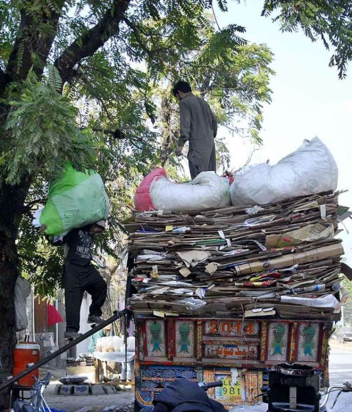 اسلام آباد: مزدور لوڈر گاڑی پر خالی کاٹن اور کاغذ وغیرہ لوڈ ..