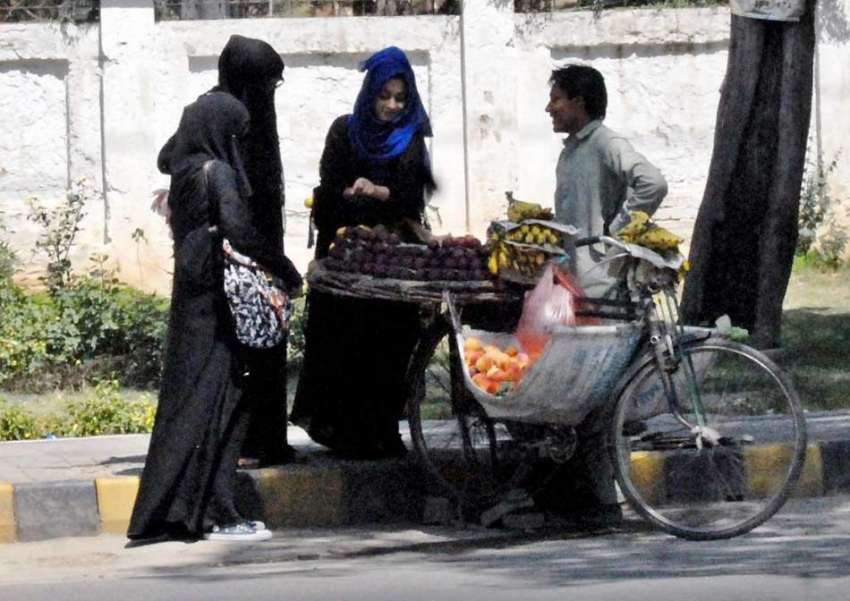 راولپنڈی: خواتین سڑک کنارے فروٹ خرید رہی ہیں۔