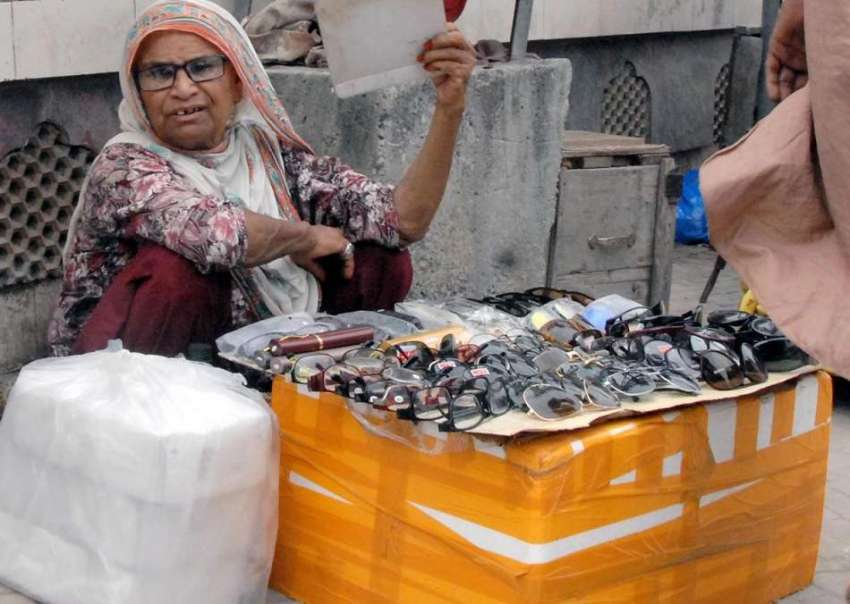 راولپنڈی: راجہ بازار میں معمر خاتون گھر کی کفالت کے لیے دھوپ ..
