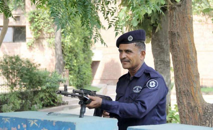لاہور: الحمراء ہال میں سیکیورٹی اہلکار الرٹ کھڑا ہے۔