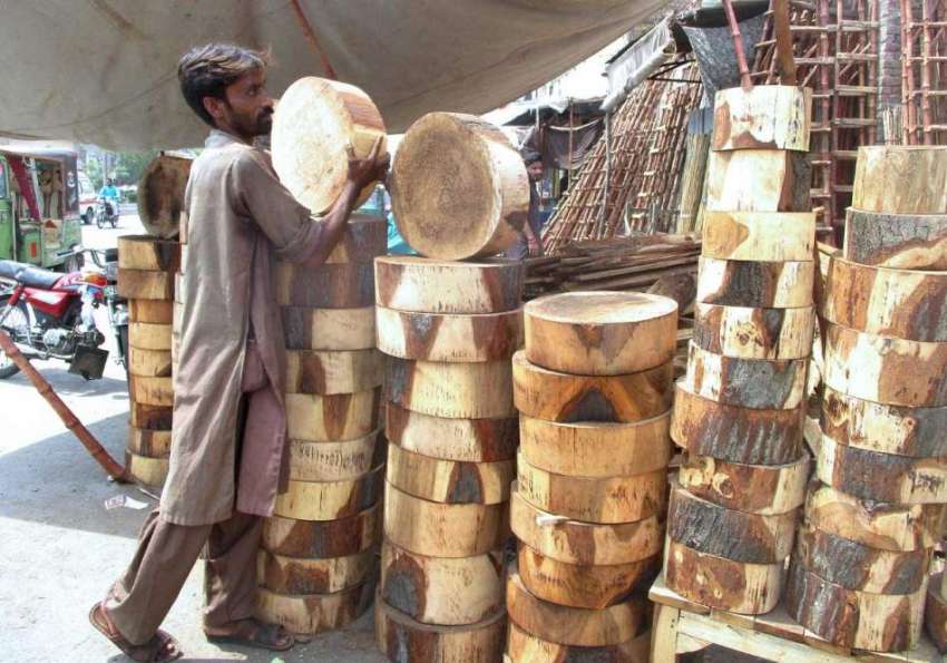 فیصل آباد: دکاندار گاہکوں کو متوجہ کرنے کے لیے مڈھیاں سجا ..