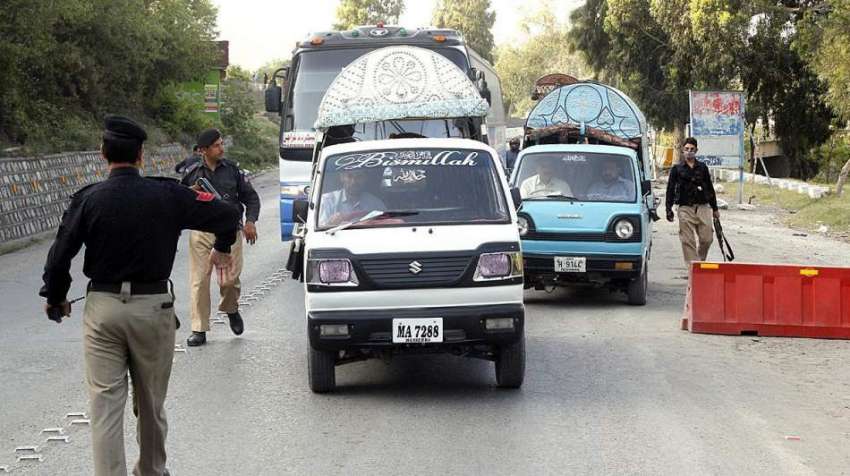 ایبٹ آباد: پولیس اہلکار سیکیورٹی کے پیش نظر گاڑیوں کی چیکنگ ..